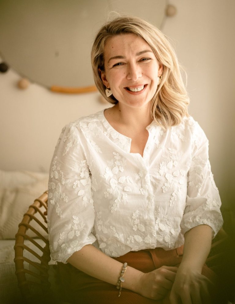 Auto massage du visage — gestes appris avec Minutia Glow  
