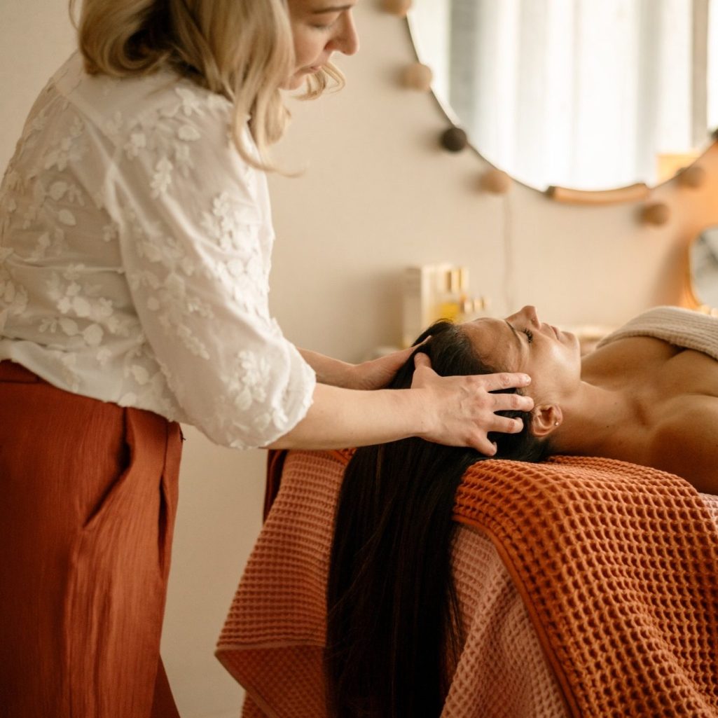 Soin visage facialiste à domicile — Minutia Glow