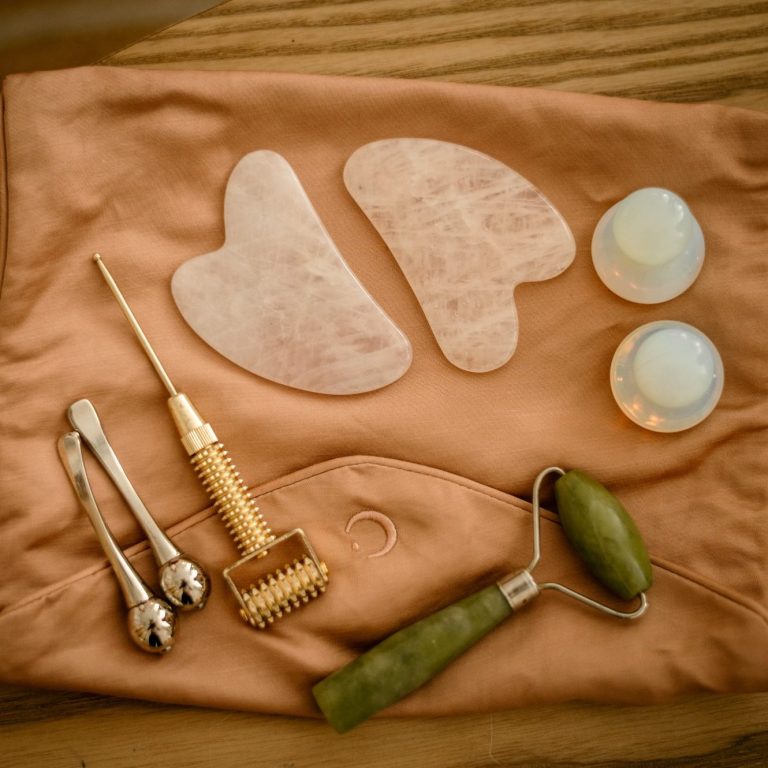 Gua Sha et outils de soin visage — Minutia Glow  

